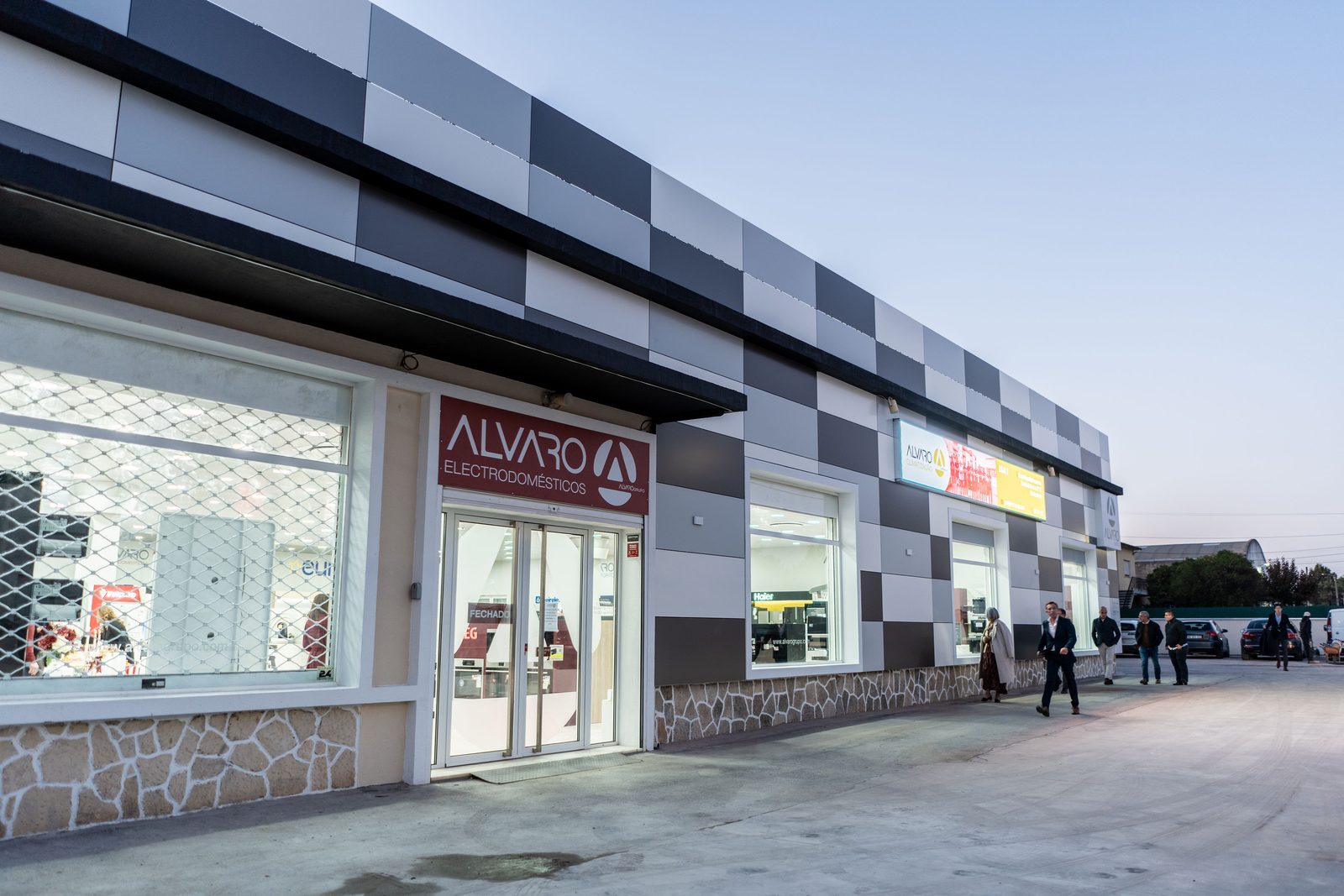 Fachada renovada da loja Álvaro Electrodomésticos no Entroncamento