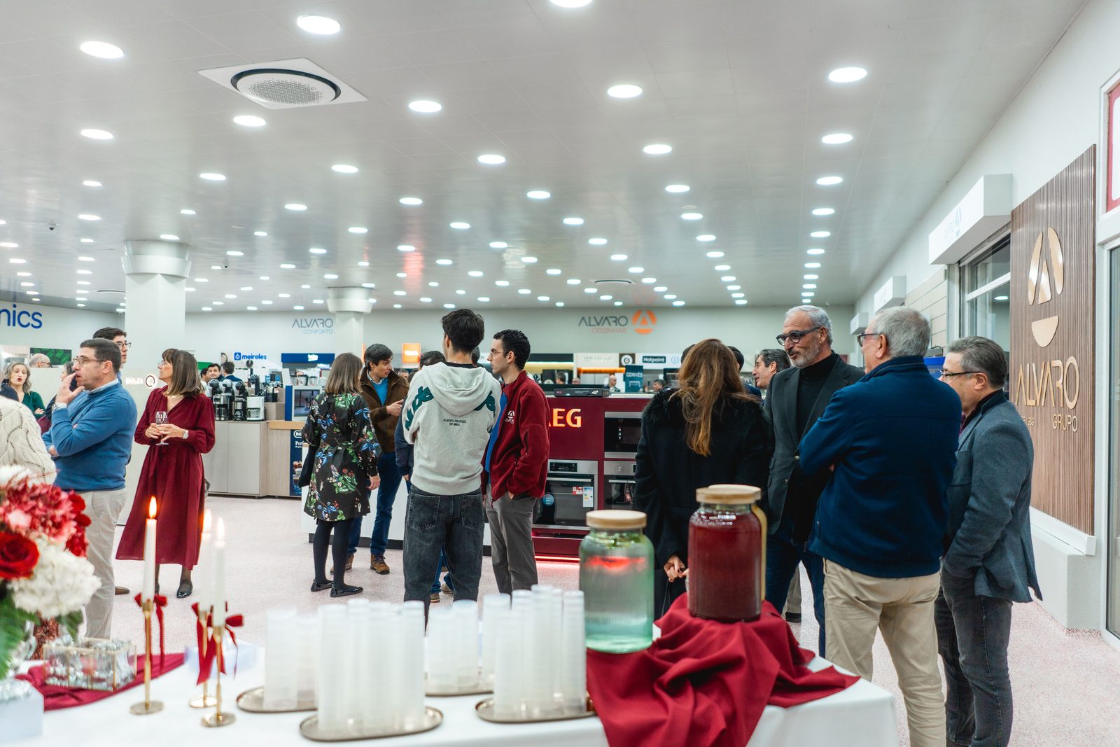 Vista ampla da loja Álvaro e das várias áreas em exposição