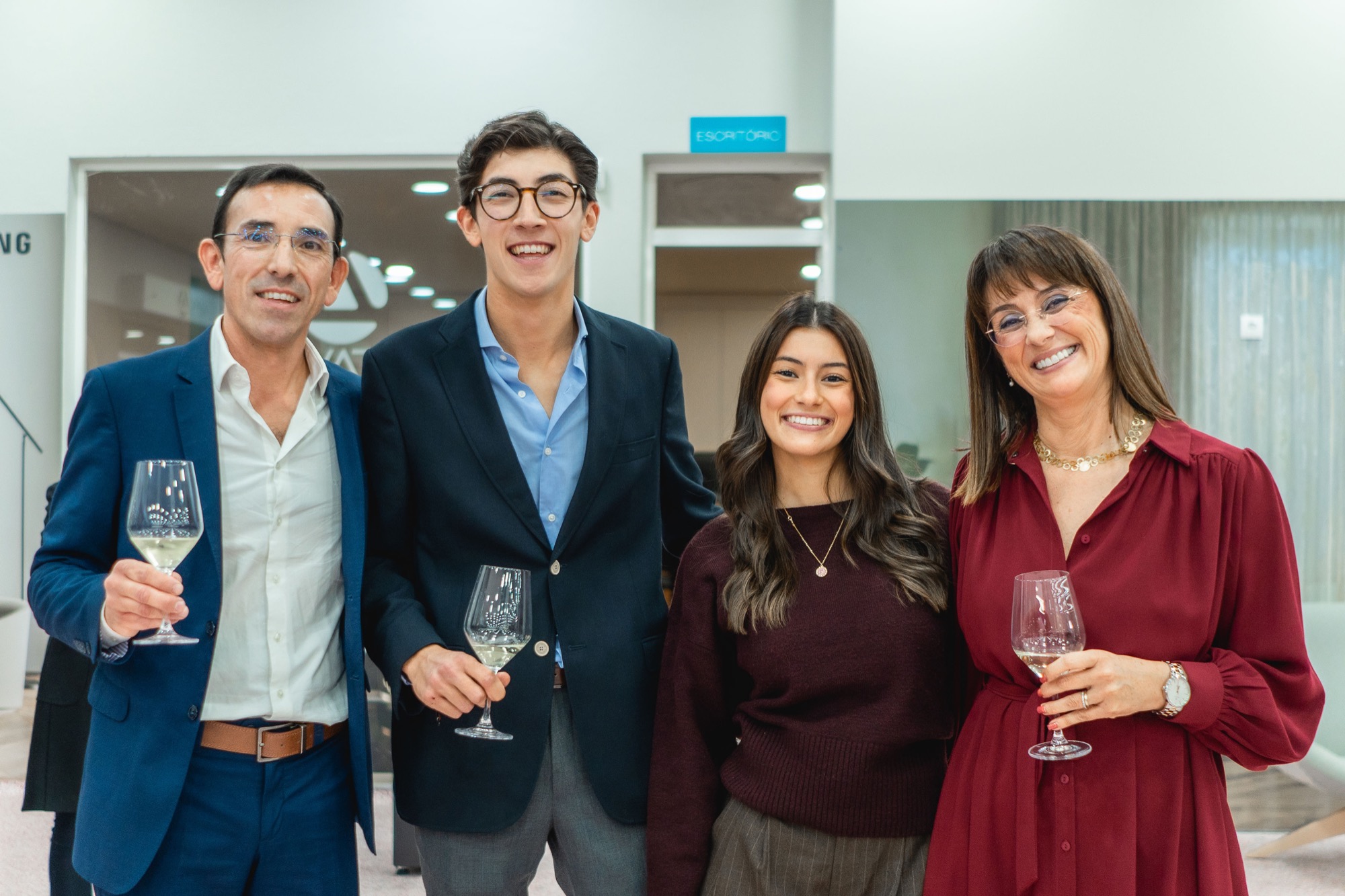 Quatro elementos da família Álvaro reunidos no showroom
