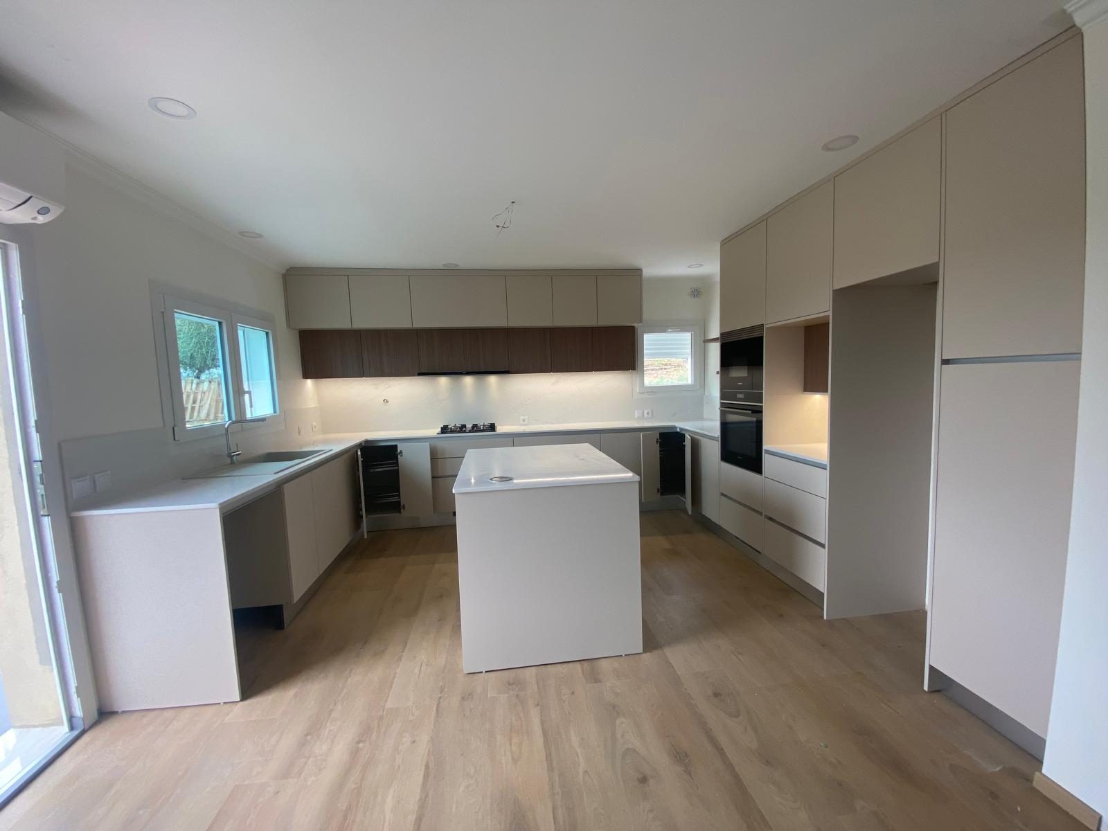 Cozinha em creme areia e nogueira