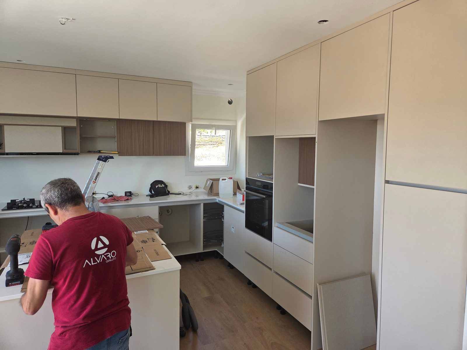 Montagem de uma cozinha por medida pela equipa Álvaro