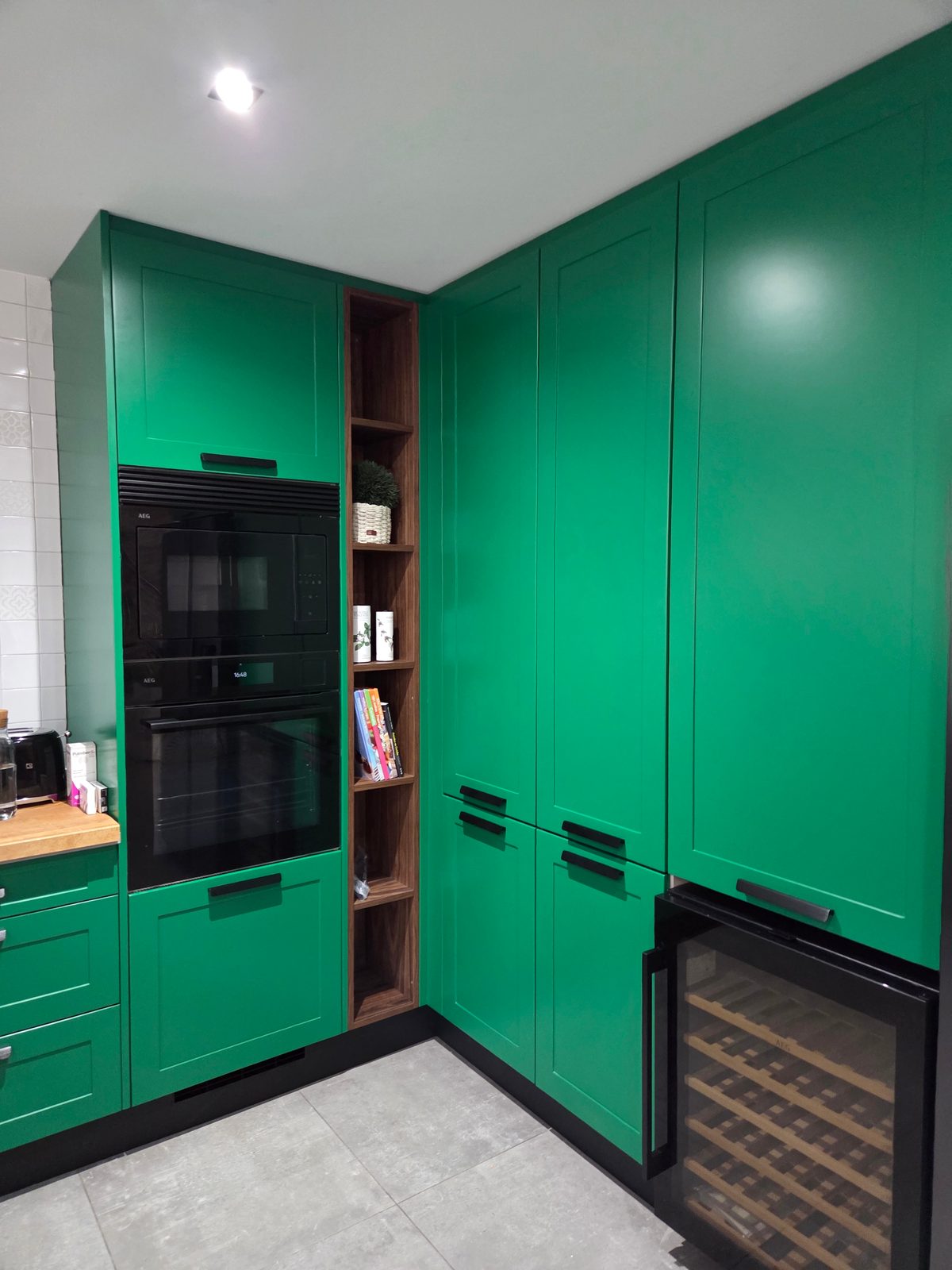 Cozinha verde com garrafeira