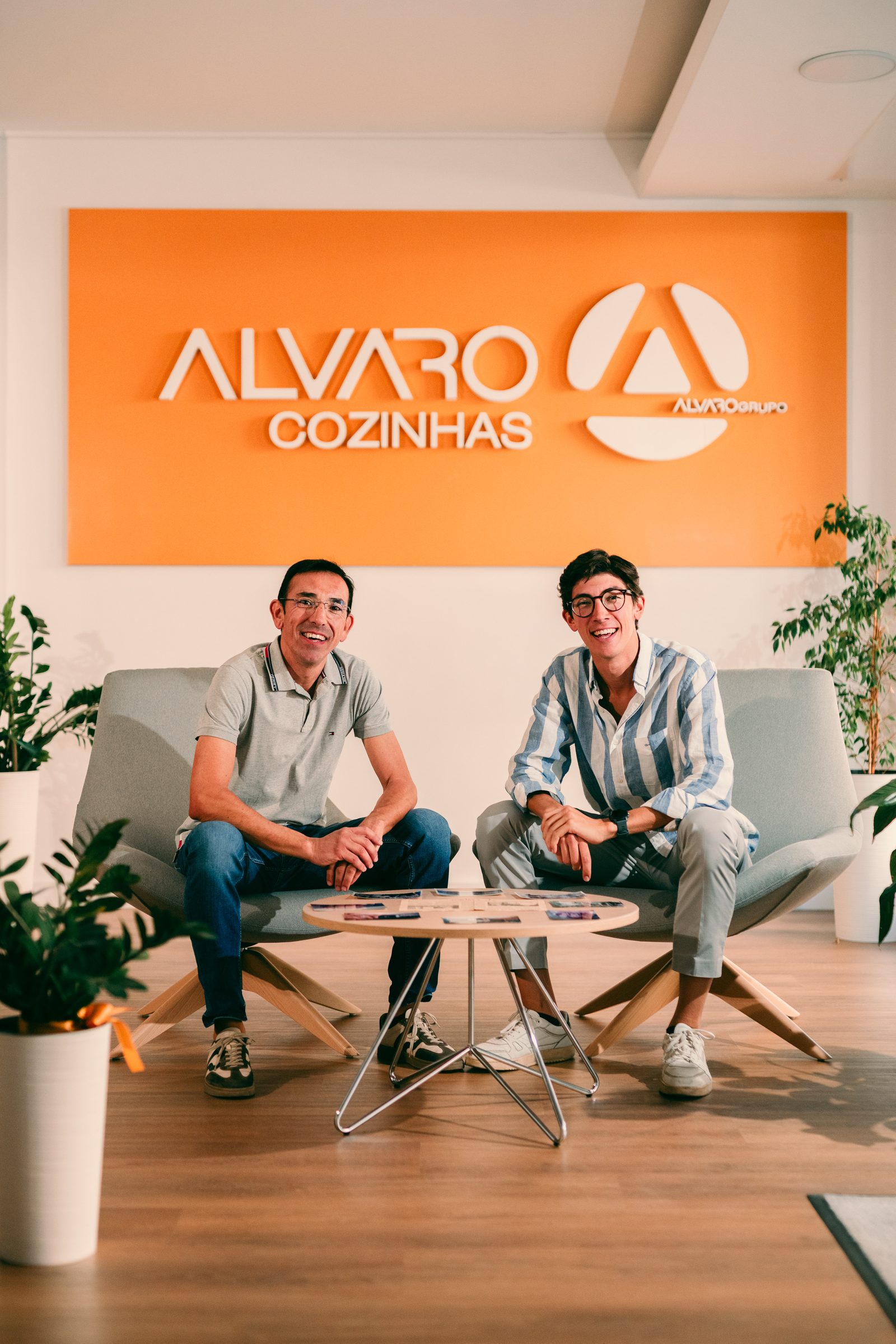 Pai e filho na loja da avenida, sob o painel Álvaro Cozinhas