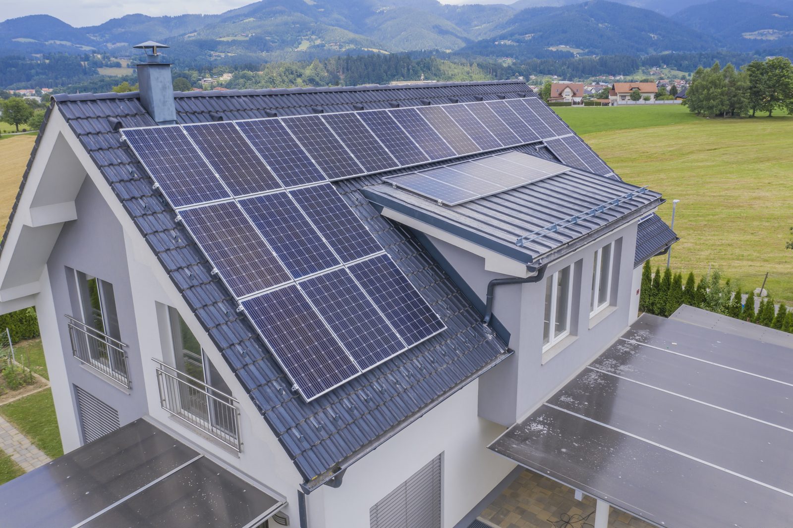 Casa com painéis solares no telhado, vista de cima