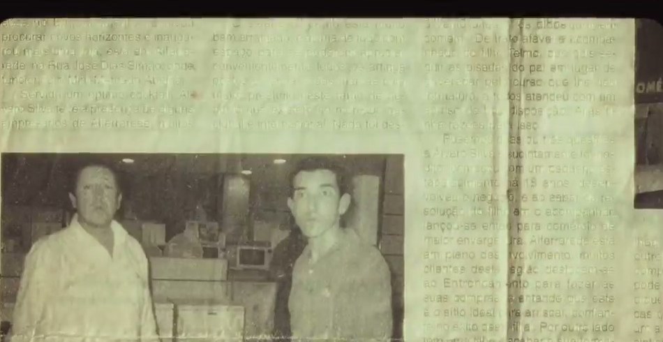 Recorte de imprensa com uma fotografia histórica da empresa