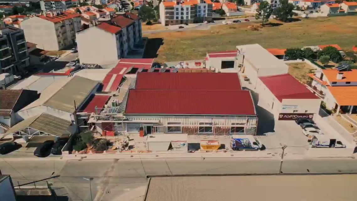 Vista aérea da loja do Entroncamento durante a renovação