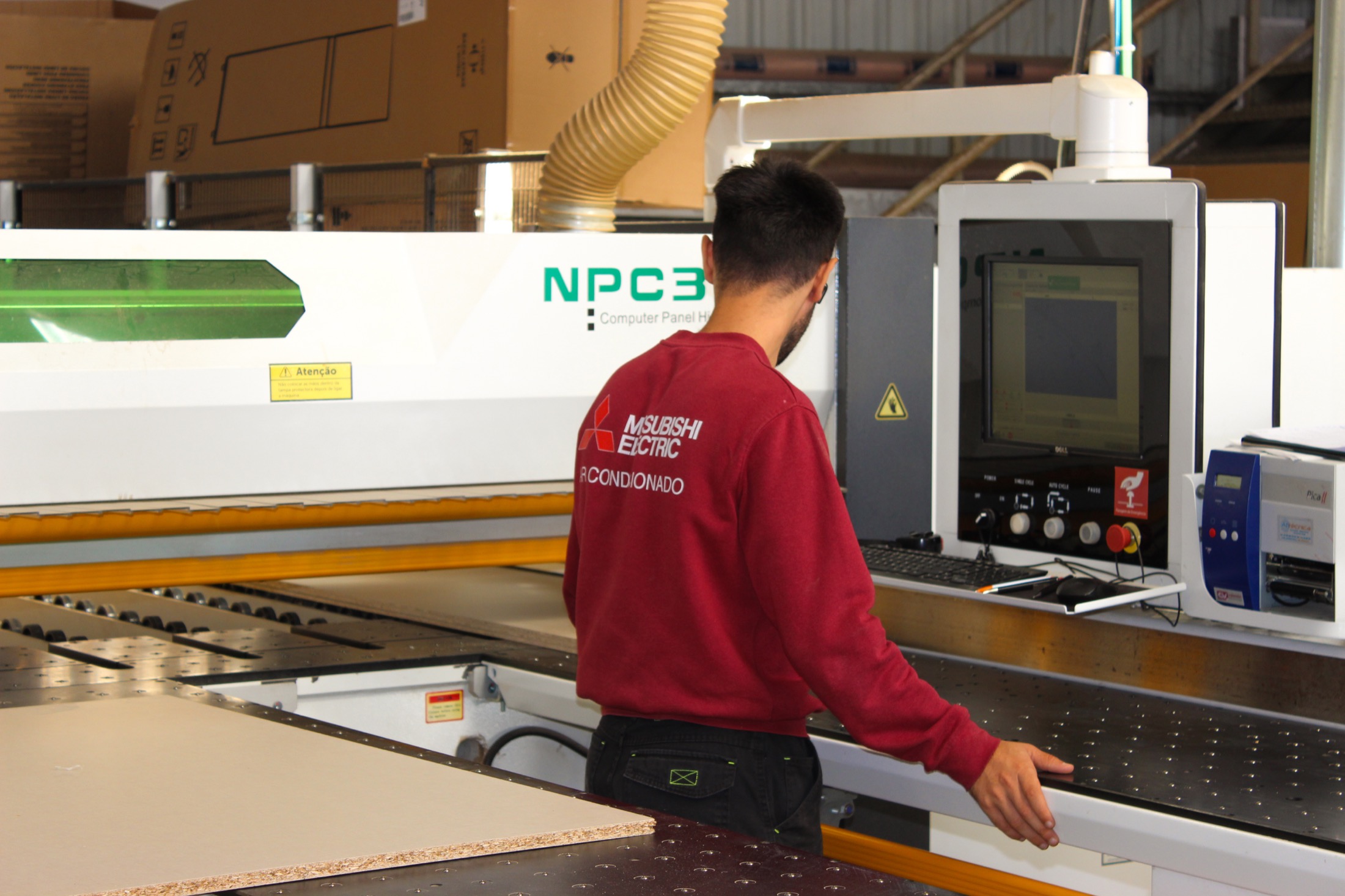 Profissional da Álvaro Grupo a operar equipamento na fábrica