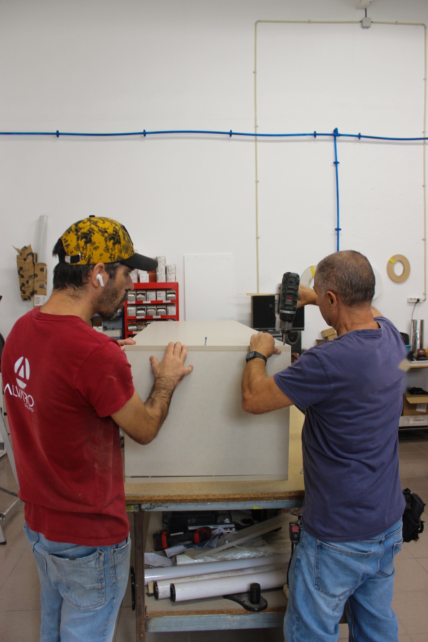Dois técnicos a montar mobiliário