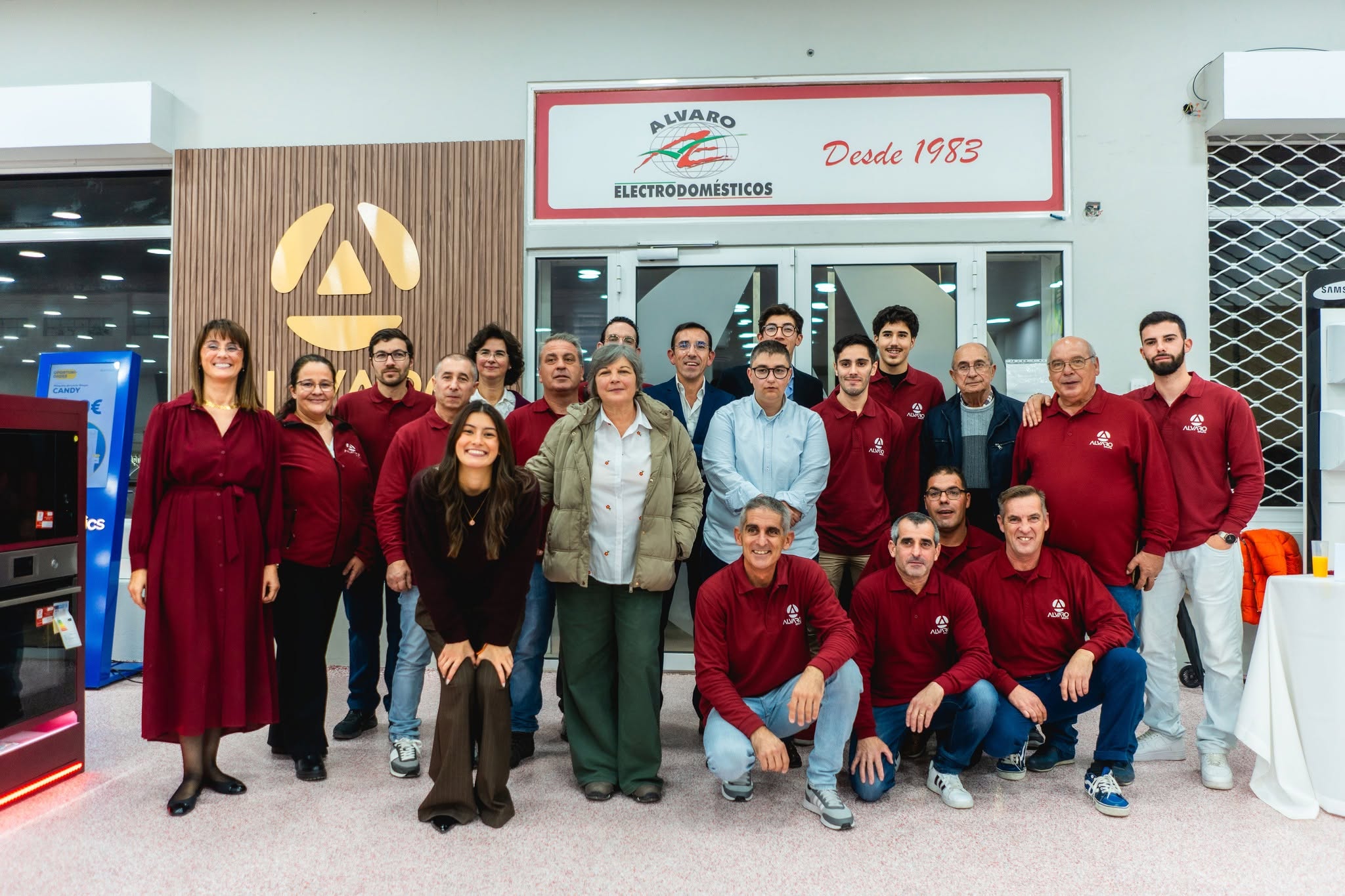 A equipa do Álvaro Grupo reunida na loja do Entroncamento